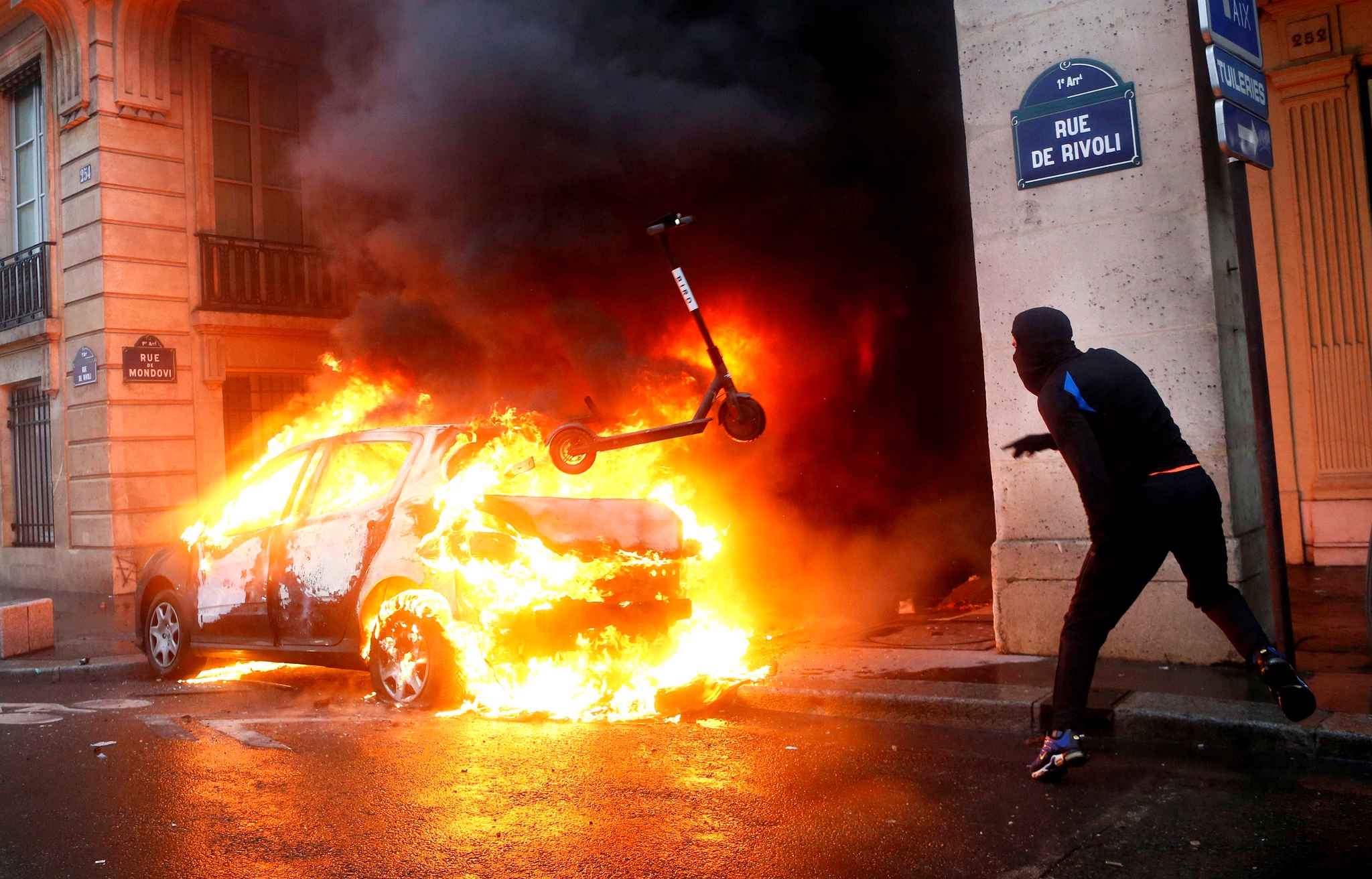 FOTO No 2_Los radicales en acción en pleno corazón de París
