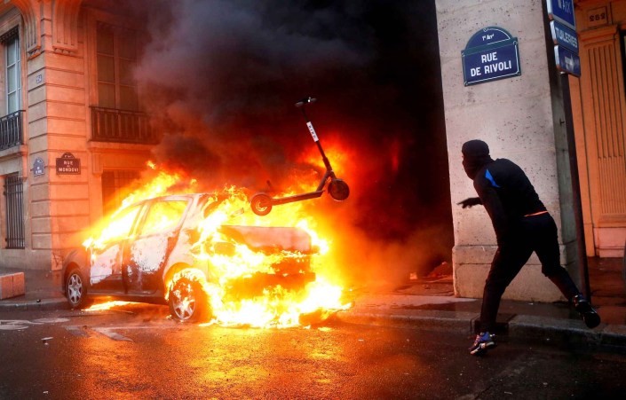 FOTO No 2_Los radicales en acción en pleno corazón de París